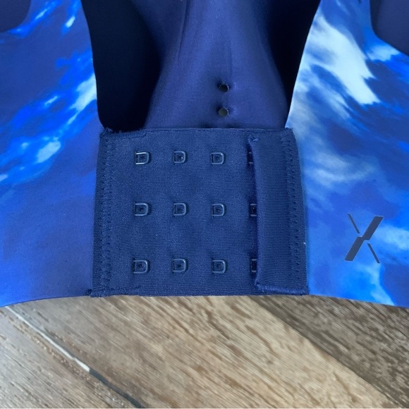 Knix Womens catalyst Bra blue white tie dye 8+ - Picture 5 of 7